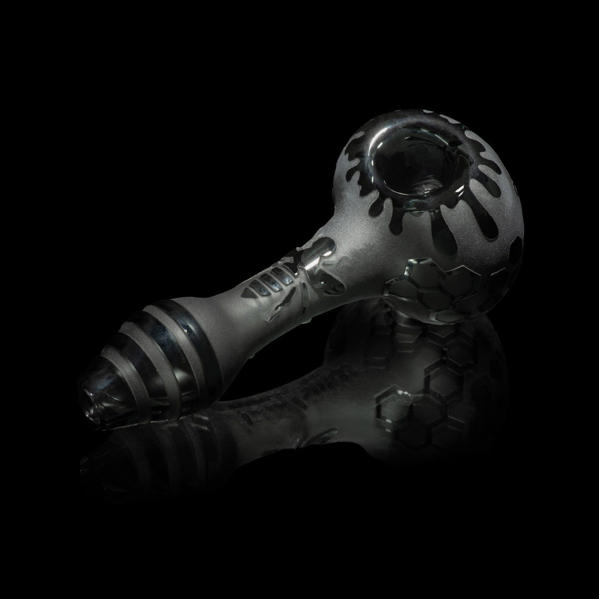Compact Bee Hive Smoke Hand Pipe for Smooth Herbal Sessions