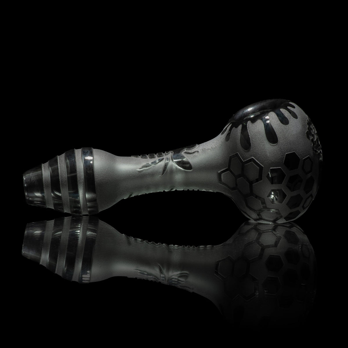 Compact Bee Hive Smoke Hand Pipe for Smooth Herbal Sessions