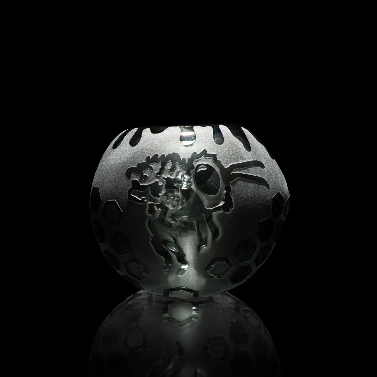 Compact Bee Hive Smoke Hand Pipe for Smooth Herbal Sessions
