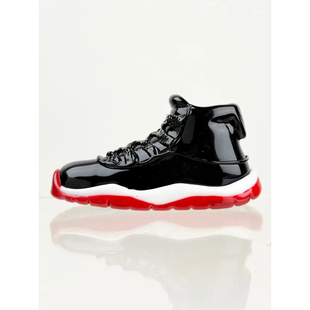 Black and red sneaker Retro Highz V3 with stylish design, perfect for sneaker lovers