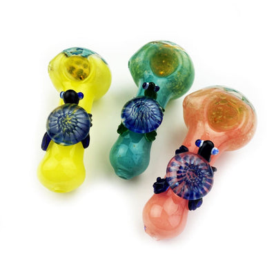 Colorful frit glass honeycomb head turtle hand pipe with decorative turtle-shaped designs