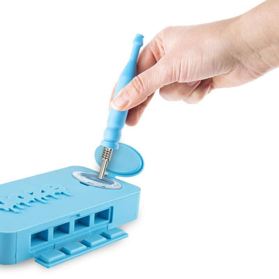 Blue Ooze Slugger device with slots for a nice clean dab and removable stamping component